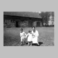 004-0051 Ellen Meyer mit Ernst-August vor dem Kutschstall auf dem Hof .JPG